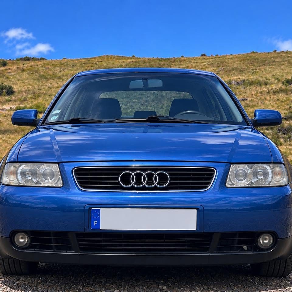 Audi A3 bleue vue de face sur la savane