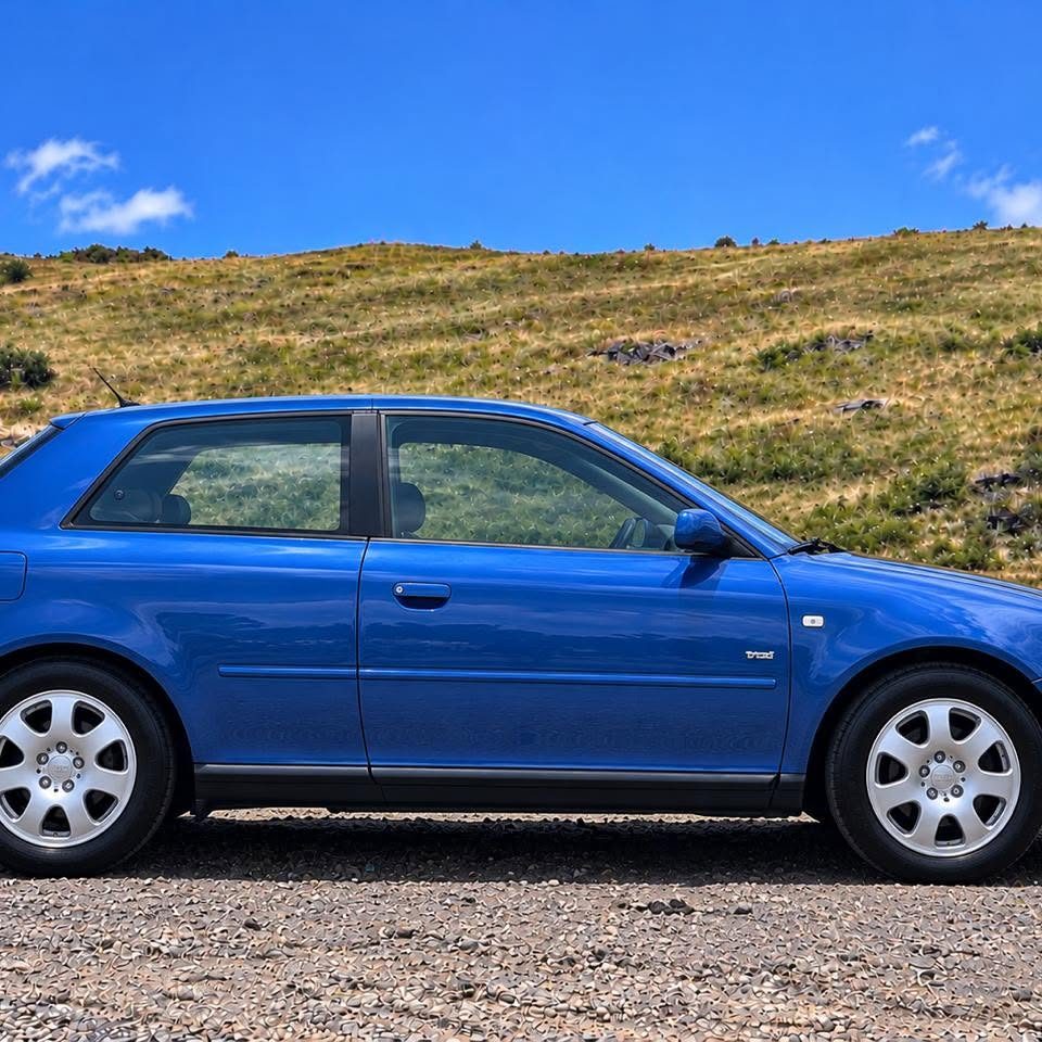 Profil d'une Audi A3 bleue