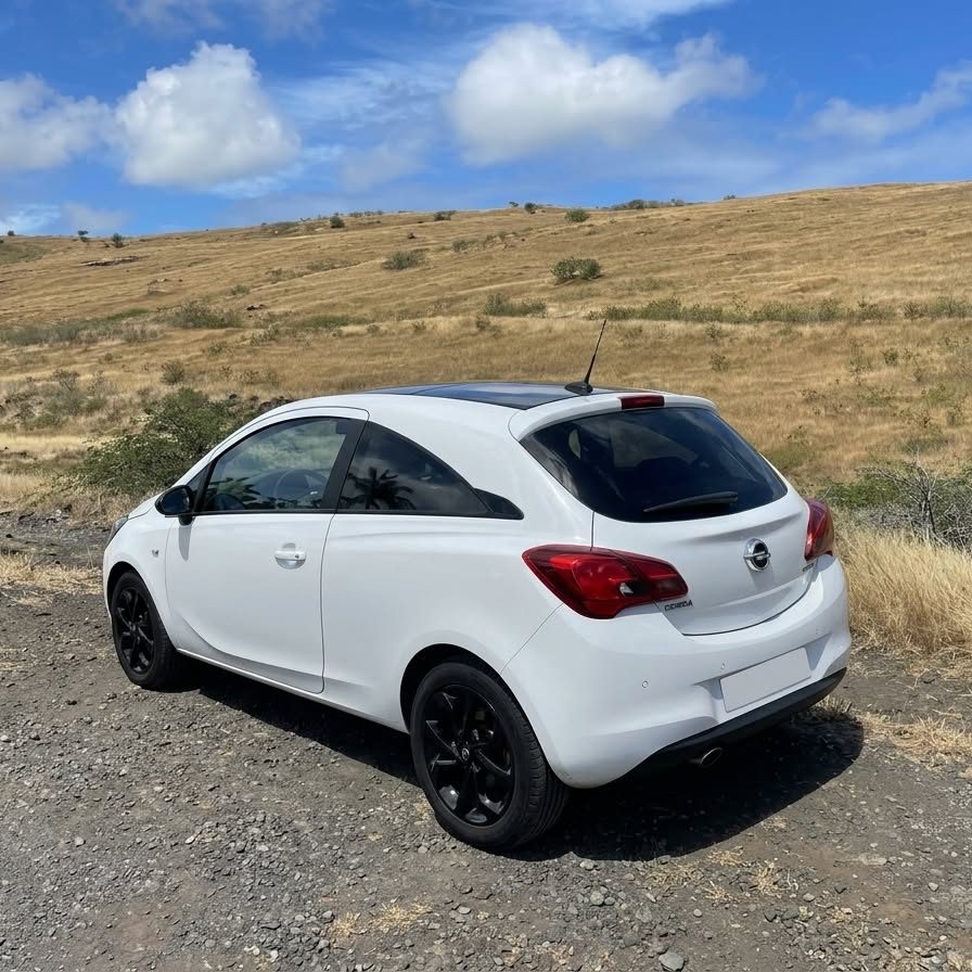 Opel Corsa blanche vue arrière